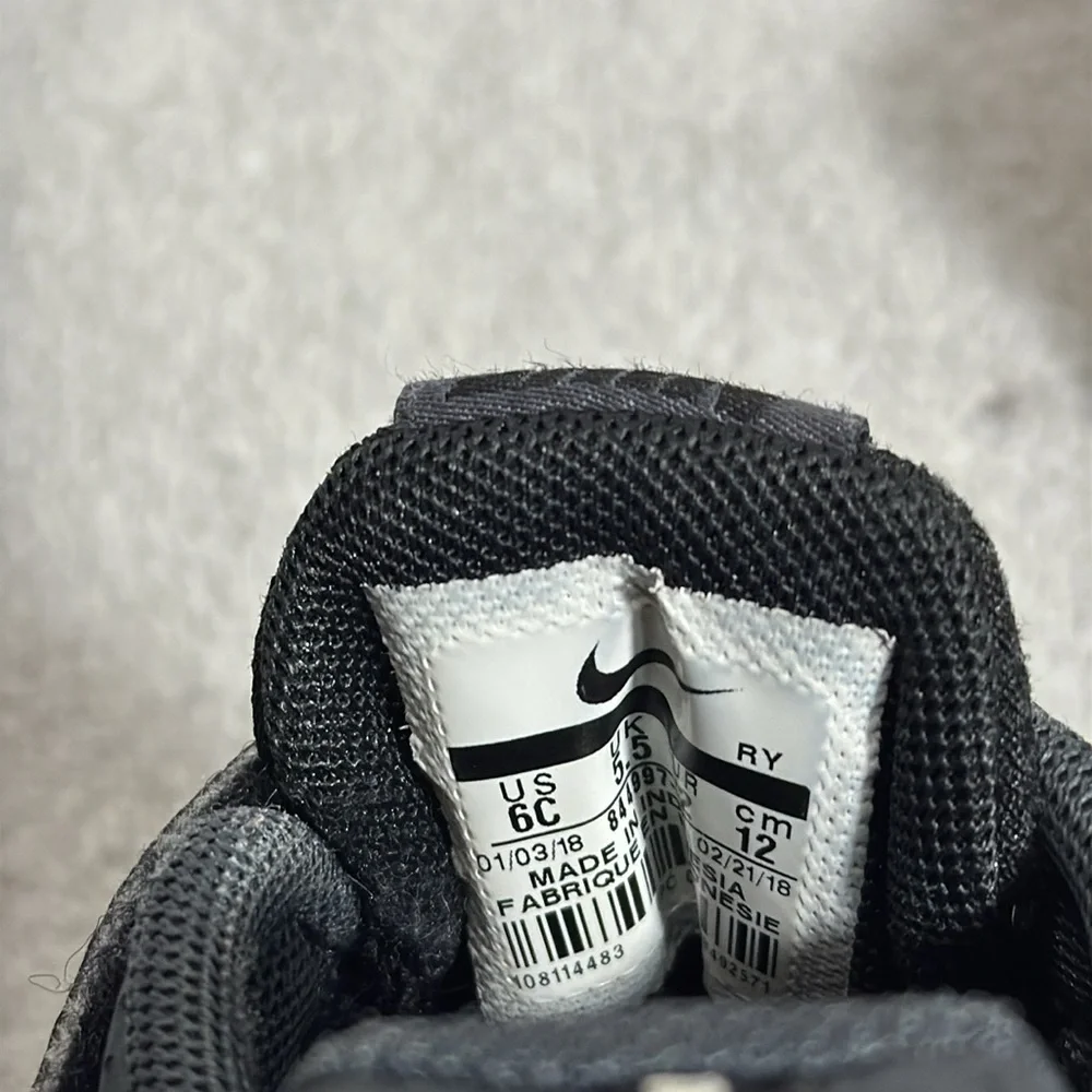 Nike‎ sneakers Black and White tennis shoes  Breathable Mesh size 6 lightweight